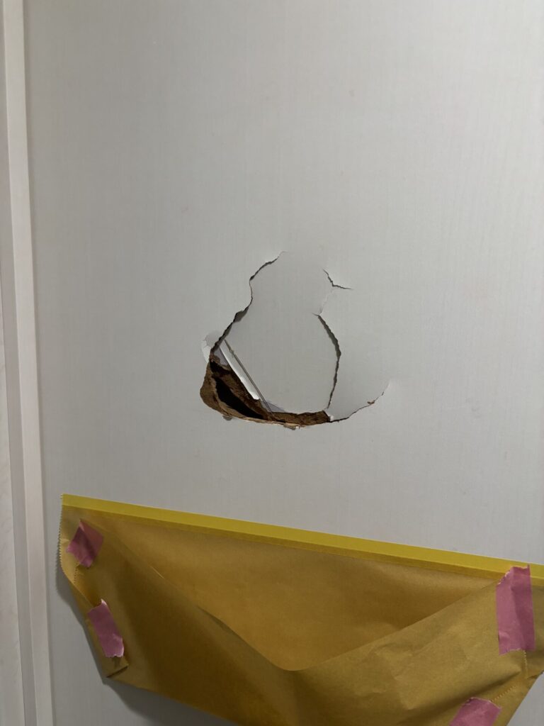 津島市マンション　ドア陥没補修